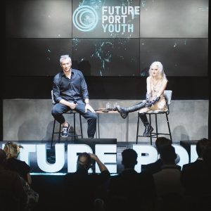 Globální technologická konference pro studenty Future Port Youth míří opět do Prahy. Bude čtyřikrát větší a přiveze řečníky ze Spotify i Stanfordu